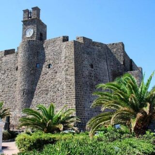 ✅Ingresso gratuito✅ per visitare i  4 piani di questo 🛡🏹castello🏹🛡.Da una delle stanze è possibile accedere alle vecchie segrete⚔ 

📸Attrazione: Castello Barbacane
📍Dove: lungomare di Pantelleria
🔎Descrizione: monumento medievale in pietra lavica 
📖Note:utilizzato come 🔗carcere🔗 fino al 1975😱

#castello #castle #pantelleria #estateconnoi